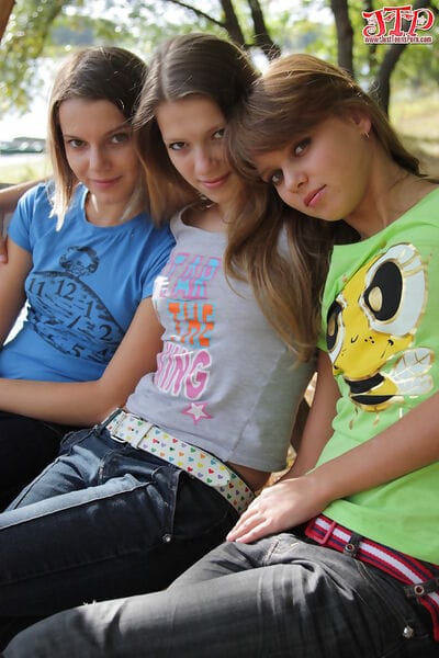 3 القانونية العمر المراهقين إزالة t قمصان و الجينز إلى أنموذج عارية على بارك مقاعد البدلاء