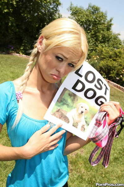 Блондинка Ребекка синий с косички выглядит для ее Потерял собака и находит а Интенсивный shlong