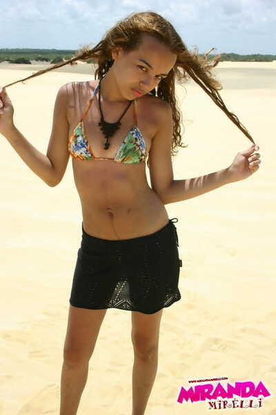 Latin Babe youthful Miranda mirelli Lasses trong một Bikini trên đầu nó một cát không đói