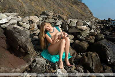 किशोरी एकल लड़की अप्रैल ई masturbates में नग्न पैर पर समुंदर के किनारे चट्टानों