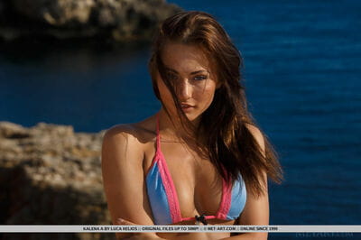 bikini vêtements Michaela isizzu sur l' Plage affichant lisse sur top Cage de l'amour le port de talons