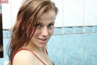 في سن المراهقة الرضع دمية Izabella رحلات A الاصبع يحب لها على نحو سلس على أعلى الرحم في على حوض الاستحمام