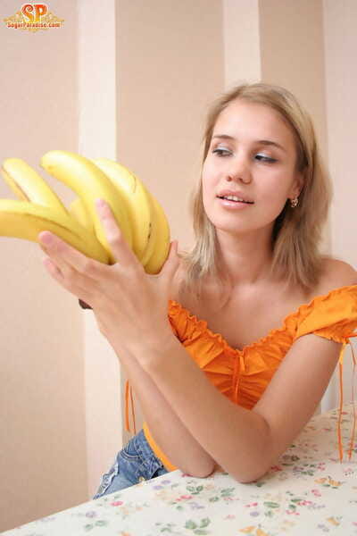 De oro de pelo juvenil los peelings off su ropa antes De acción el mismo a Un Banana