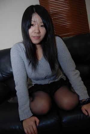 Asian teen Natsuki Arai striping down and widening her under lips