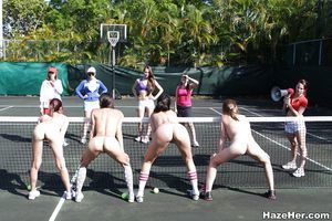 महिला कर रहे हैं होने कुछ संतोष पर के टेनिस अदालत है लाभ से सभी के समय