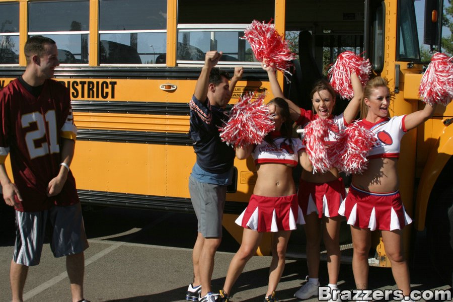 Tre troia cheerleaders a partire un fervente orgia in il scuola Autobus