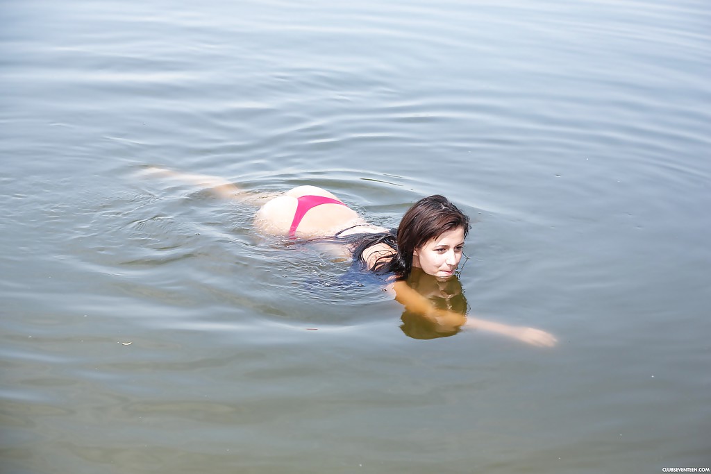 ıslak teen Bebeğim Cindy t çıkarma külot için poz çıplak açık havada Üzerinde Plaj