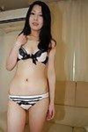 Oriental young Yui Nakazato erotic dancing down and exposing her soaking cunt