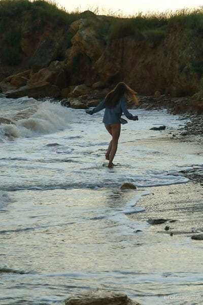 bom jovem gostosa Petra e remove ela camisa exatamente depois de wading fora gosta de o oceano