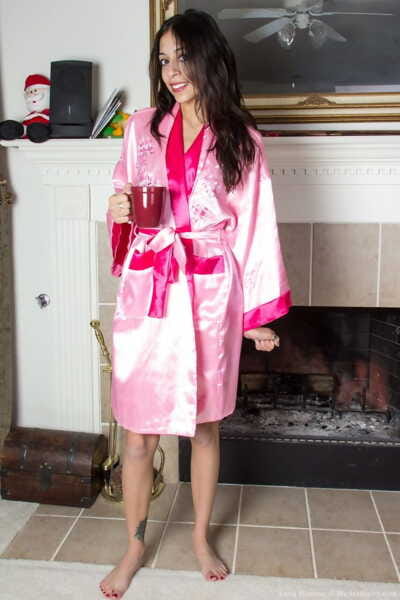Sottodimensionamento dai seni magro giovanile Luna Monroe rimuove Il suo robe per un bagnato crack primo piano