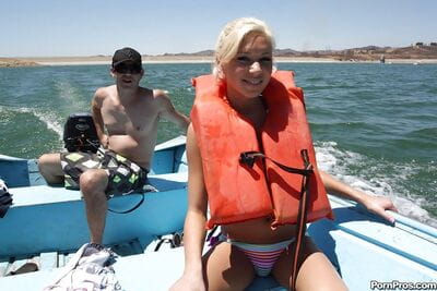 الشباب معشوقة مع تافهة zeppelins Kacey الأردن يظهر لها الجسم على A القارب