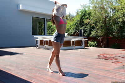 haut sur pattes jeune la reine Kylie Quinn se déshabille off culotte et bikini à l'extérieur :Par: piscine