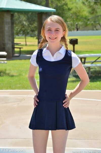 Miniatura colegiala sharlotte en uniforme cambios dirección para Un sin Ropa Upskirt fuera de