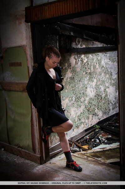 adolescente Glamour modello Sophia Io rimuove Stringhe Per giocare Con Cazzo in abbandonati Edificio