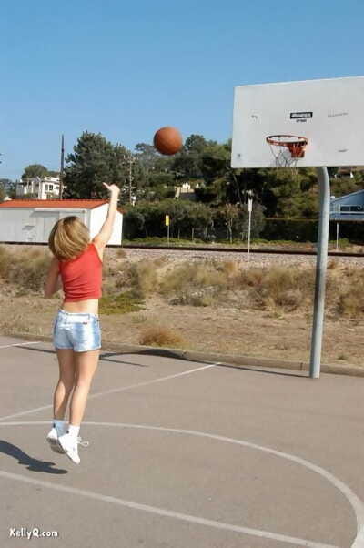 Sweet youthful Kellyq reveals her milk shakes and gazoo during the time that shooting hoops outdoors