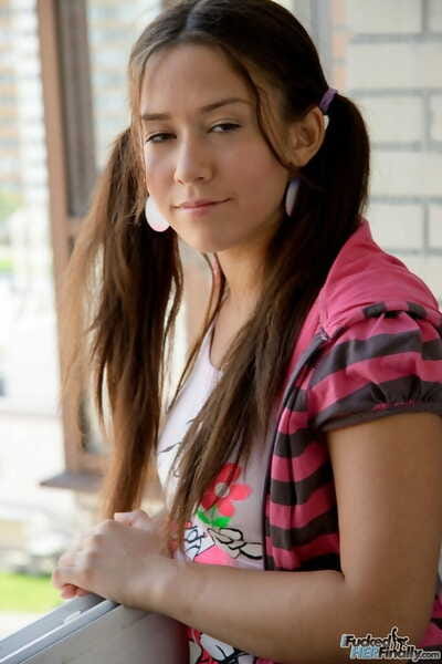 atraente juvenil usa ela cabelo no tranças no o mesmo horário como gazoo para focinho ação