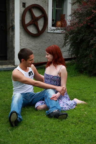 roodharige jongere neemt een spunk fontein op haar compact Billibongs vervolgens liefde maken act in een achtertuin