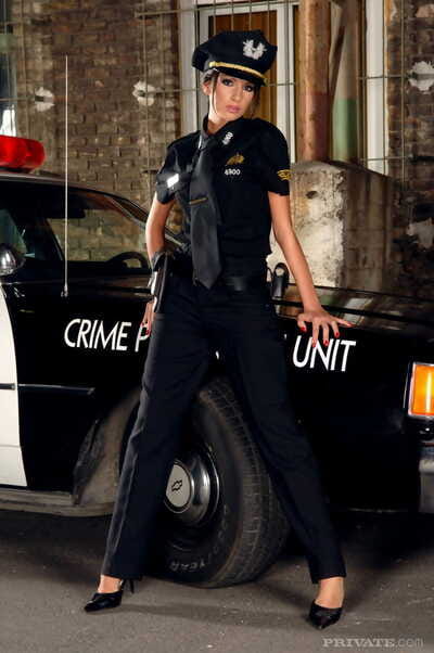 Привлекательным Золотой черноволосый это обязательное любит male+male+female акт из любовь :по: мальчик и женщина полиция офицеры