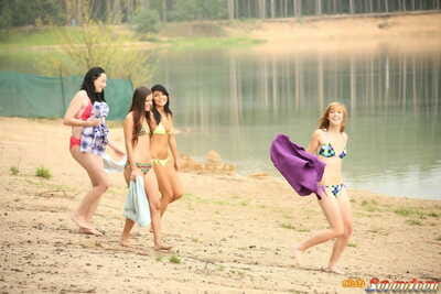 een Groep van tieners hebben Vrouw op Vrouw Neuken op een ponton paddle Boot