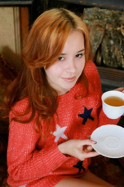 红头发的 俄罗斯 加布里埃拉 Lea disrobes & 表示 她的 有价值 前 保险杠 & 热 晒黑的 身体
