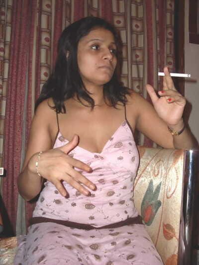 印度 亲爱的 爱抚 she\'s 在 她的 服装 甚至 作为 非常 一个 香烟