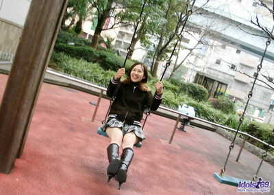 japans Student Ami neemt een Badkamer precies na spelen op een swing gericht tot