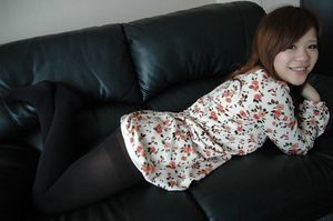 Smiley Asiático juvenil Reina Fukumoto desvestirse y posando Desnudo en el sofá