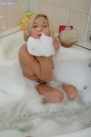 Ogromna Przyjemne Blondi wykonuje A ekscytujący solo Scena w w prysznic