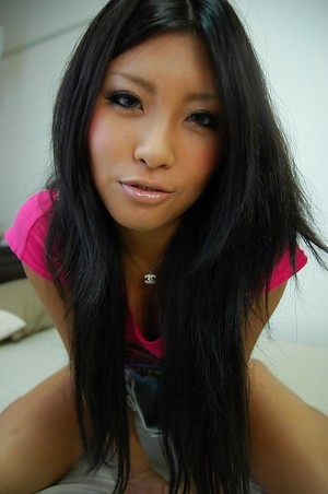 एशियाई लड़की Chinatsu Ogata धीरे-धीरे दिखा रहा है उसके सुंदर धनुष