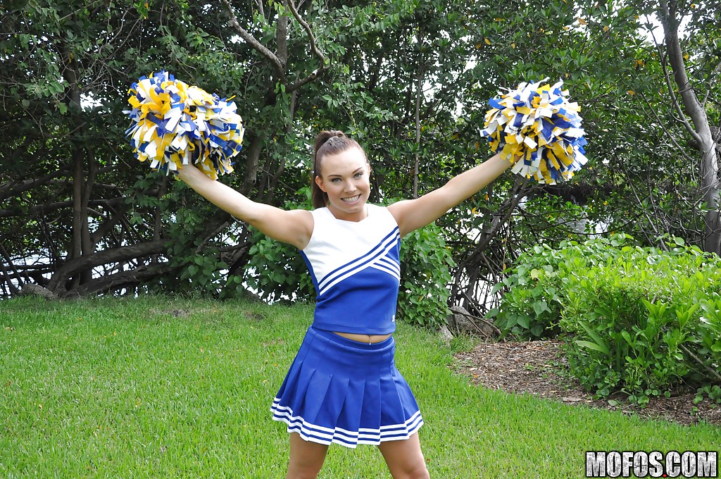 Amatoriale Cheerleader Tiff Bannister mostra off in un sexy uniforme