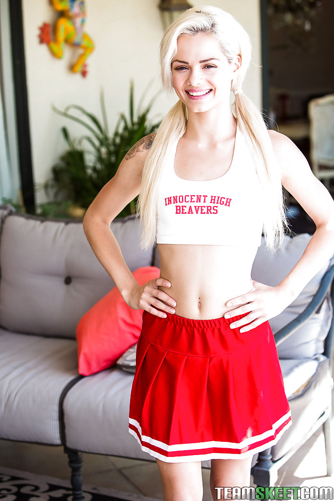 Blond tiener Elsa Droom wandelen Cheerleader uniform naar flash geschoren Kut